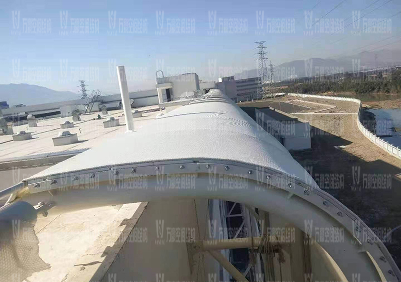 寧波益富樂公司新廠房外立面PTFE膜結(jié)構(gòu)項目膜結(jié)構(gòu)安裝中