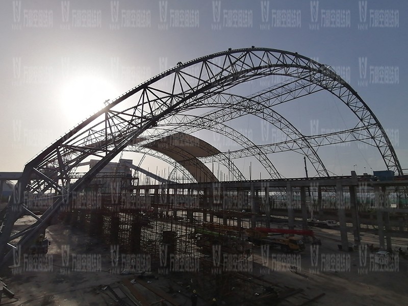 內(nèi)蒙能源長(zhǎng)城五礦選煤廠鋼骨架膜棚建設(shè)項(xiàng)目膜結(jié)構(gòu)安裝中