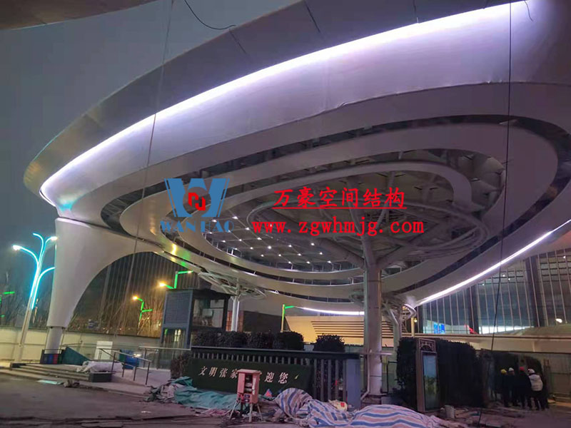 張家港高鐵站前復雜結構“蝴蝶再現”即將圓滿竣工