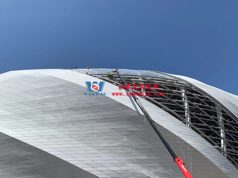 兩江新區(qū)加快建設(shè)龍興足球場（標(biāo)準(zhǔn)不降、工期不延、確保年底建成）