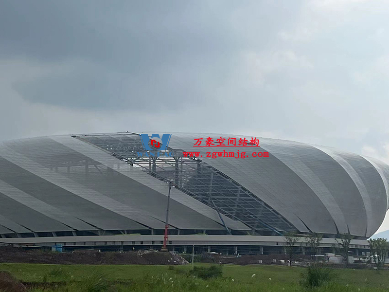 兩江新區(qū)加快建設(shè)龍興足球場（標(biāo)準(zhǔn)不降、工期不延、確保年底建成）