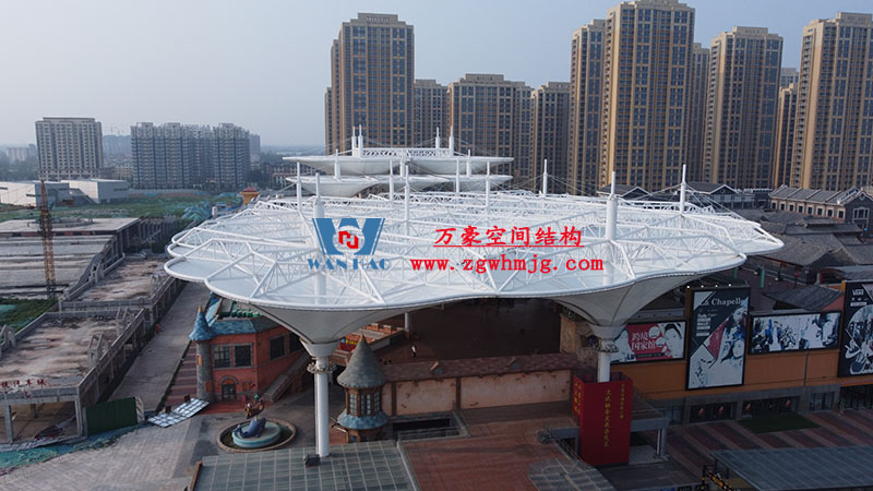 山東聊城萬達小鎮(zhèn)七彩祥云PTFE膜結構項目