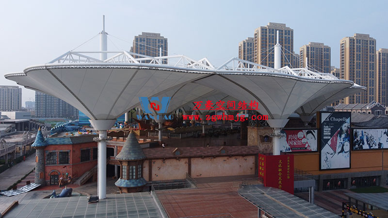 山東聊城萬達小鎮(zhèn)七彩祥云PTFE膜結構項目