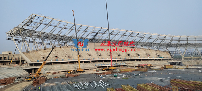 襄陽(yáng)奧體中心膜結(jié)構(gòu)工程鋼結(jié)構(gòu)接近尾聲，膜結(jié)構(gòu)開始安裝