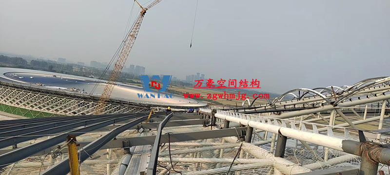 襄陽(yáng)奧體中心膜結(jié)構(gòu)工程鋼結(jié)構(gòu)接近尾聲，膜結(jié)構(gòu)開始安裝