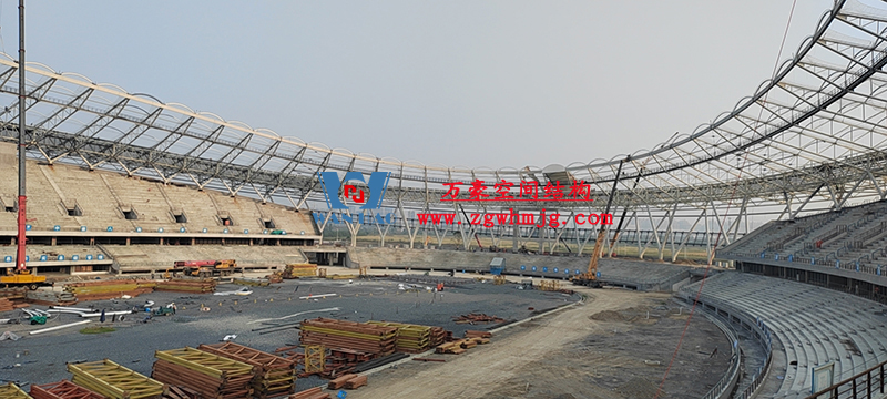 襄陽(yáng)奧體中心膜結(jié)構(gòu)工程鋼結(jié)構(gòu)接近尾聲，膜結(jié)構(gòu)開始安裝