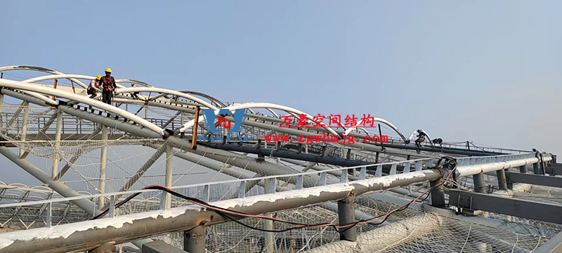 襄陽(yáng)奧體中心膜結(jié)構(gòu)工程鋼結(jié)構(gòu)接近尾聲，膜結(jié)構(gòu)開始安裝