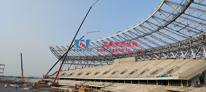 襄陽(yáng)奧體中心膜結(jié)構(gòu)工程鋼結(jié)構(gòu)接近尾聲，膜結(jié)構(gòu)開始安裝
