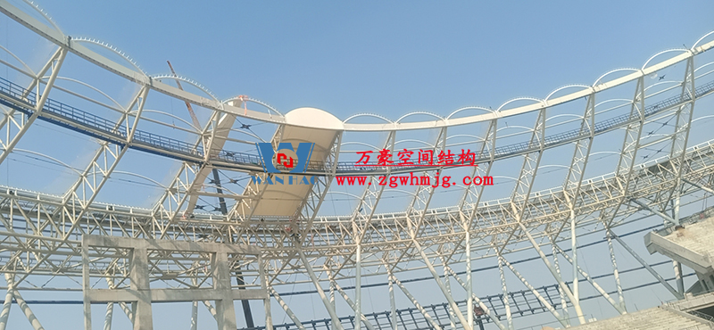 襄陽(yáng)奧體中心膜結(jié)構(gòu)工程鋼結(jié)構(gòu)接近尾聲，膜結(jié)構(gòu)開始安裝