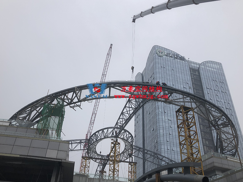 明宇廣場(chǎng)6號(hào)地塊商業(yè)（萬達(dá)廣場(chǎng)）改造項(xiàng)目鋼膜結(jié)構(gòu)ETFE蓋頂天幕工程進(jìn)入鋼結(jié)構(gòu)吊裝階段
