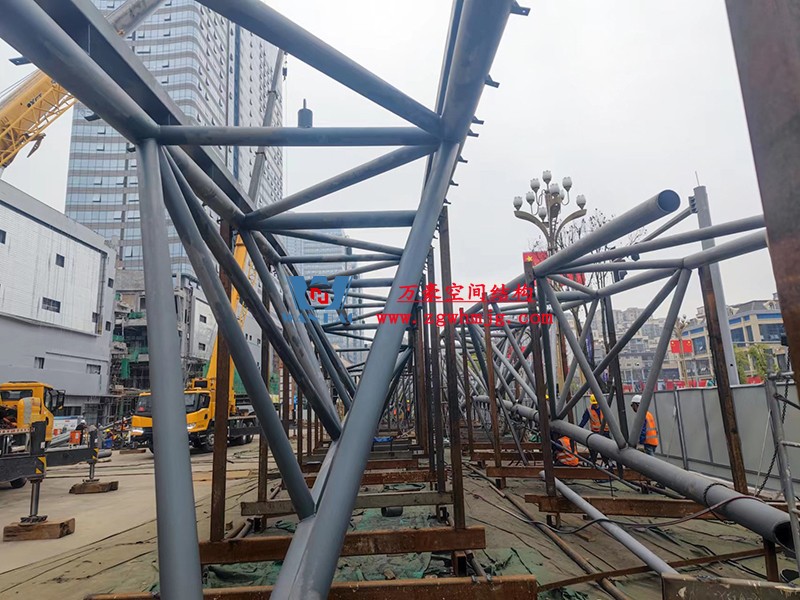 明宇廣場(chǎng)6號(hào)地塊商業(yè)（萬達(dá)廣場(chǎng)）改造項(xiàng)目鋼膜結(jié)構(gòu)ETFE蓋頂天幕工程進(jìn)入鋼結(jié)構(gòu)吊裝階段