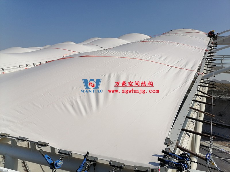 襄陽奧體中心膜結(jié)構(gòu)工程接近尾聲 襄陽奧體中心膜結(jié)構(gòu)工程接近尾聲