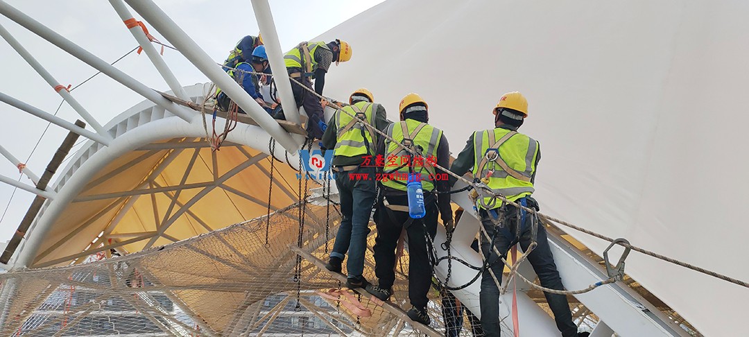 施工加速，這個(gè)PTFE膜結(jié)構(gòu)天幕即將完工！