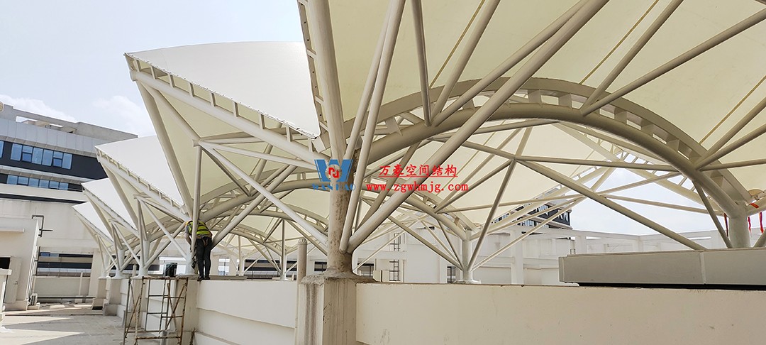 施工加速，這個(gè)PTFE膜結(jié)構(gòu)天幕即將完工！