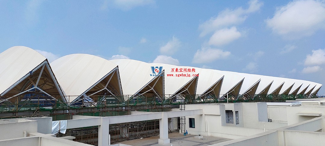 施工加速，這個(gè)PTFE膜結(jié)構(gòu)天幕即將完工！