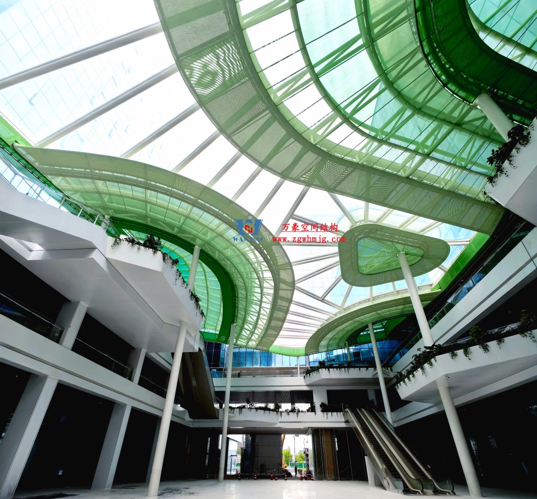 在中庭種一片鋼膜結(jié)構(gòu)的“森谷”