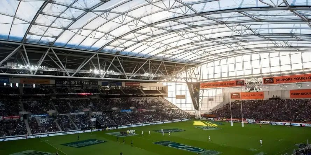 屋頂下生長著天然草皮的永久封閉式體育場 屋頂下生長著天然草皮的永久封閉式體育場