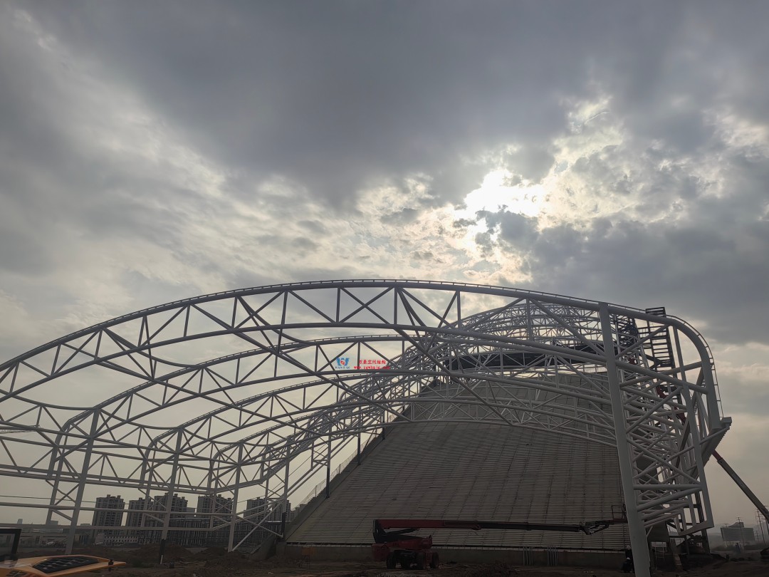 馭風(fēng)逐沙，織就賽道美學(xué)——比亞迪紹興嵊州賽車場(chǎng)干拔沙坡觀景平臺(tái)鋼膜結(jié)構(gòu)
