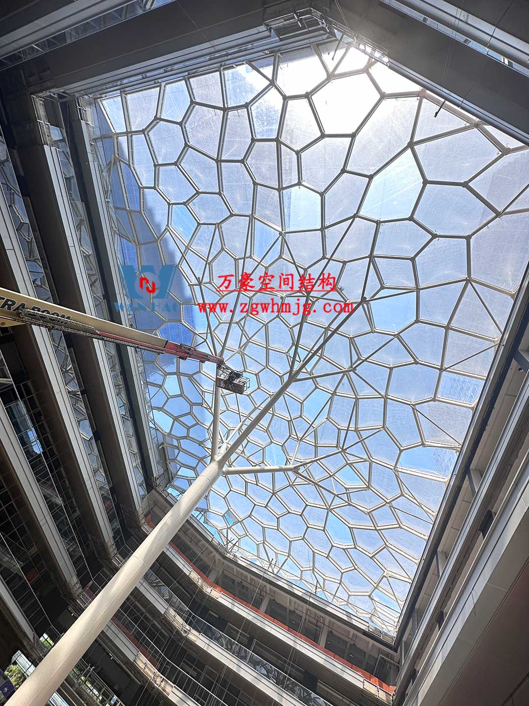 安吉縣昌碩小區(qū)地塊房產(chǎn)開發(fā)項(xiàng)目鋼結(jié)構(gòu)天幕工程