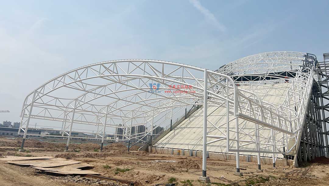 比亞迪賽車場驚現(xiàn)“風(fēng)之翼”！又一座PTFE膜結(jié)構(gòu)干拔沙坡頂棚拔地而起