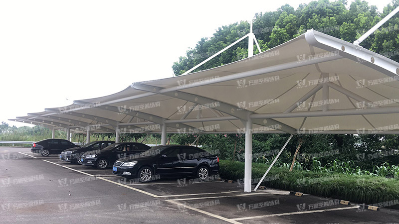 張拉膜車棚造價(jià)和哪些因素有關(guān)？降低張拉膜車棚造價(jià)的方法有哪些？