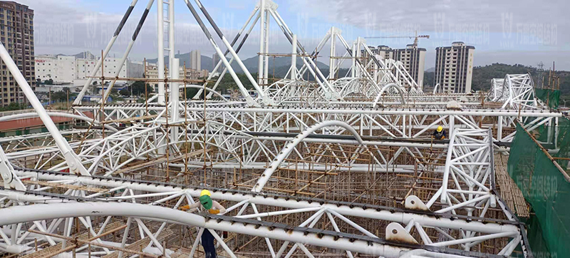 汕尾市體育中心（一期）工程田徑場(chǎng)膜結(jié)構(gòu)項(xiàng)目鋼結(jié)構(gòu)接近尾聲