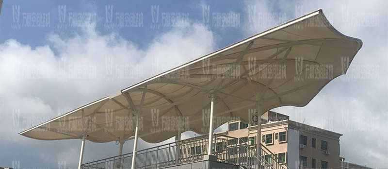 膜結(jié)構(gòu)雨棚遮陽棚有哪些優(yōu)勢？雨棚遮陽棚為什么選膜結(jié)構(gòu)材料？