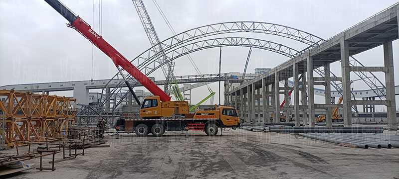 內(nèi)蒙能源長城五礦選煤廠鋼骨架膜棚建設項目鋼結構施工中