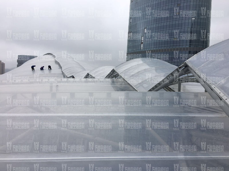 ETFE膜結(jié)構(gòu)膜材幾層最好？鍍點(diǎn)ETFE膜結(jié)構(gòu)好用嗎？