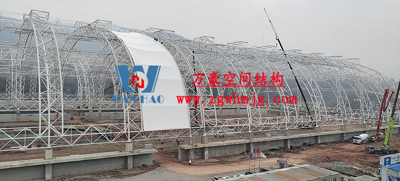 四川高興煤炭?jī)?chǔ)備基地建設(shè)項(xiàng)目鋼結(jié)構(gòu)接近尾聲，膜結(jié)構(gòu)開(kāi)始安裝