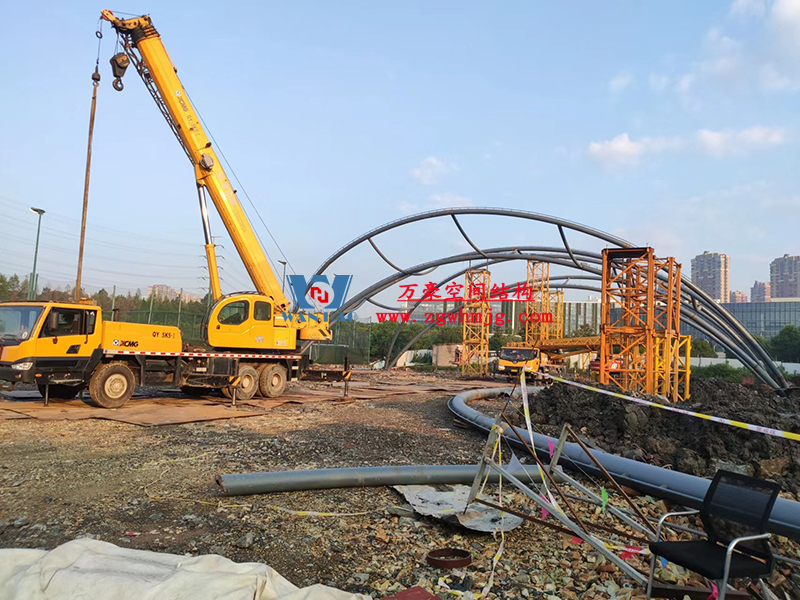 寧波諾丁漢大學(xué)室外運(yùn)動場地改擴(kuò)建項目膜結(jié)構(gòu)工程火熱施工中