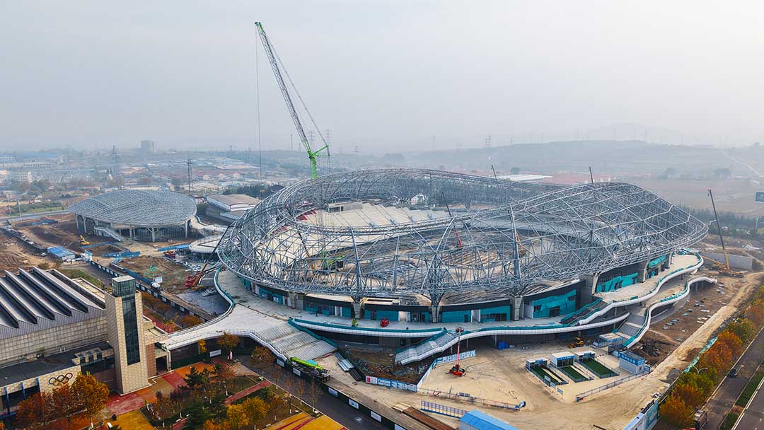 山東蓬萊體育場(chǎng)二次鋼構(gòu)首吊成功：工程建設(shè)新里程碑